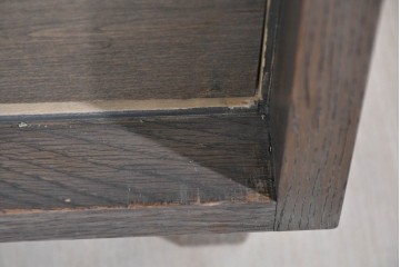 和製ヴィンテージ　神戸洋家具　ナラ材　前面に施された花の彫刻がクラシカルなサイドキャビネット　(R-085276)