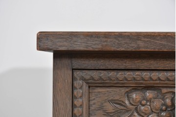 和製ヴィンテージ　神戸洋家具　ナラ材　前面に施された花の彫刻がクラシカルなサイドキャビネット　(R-085276)