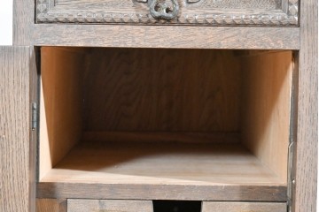 和製ヴィンテージ　神戸洋家具　ナラ材　前面に施された花の彫刻がクラシカルなサイドキャビネット　(R-085276)