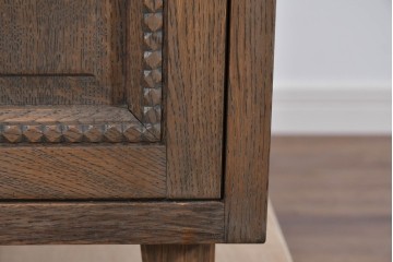 和製ヴィンテージ　神戸洋家具　ナラ材　前面に施された花の彫刻がクラシカルなサイドキャビネット　(R-085276)