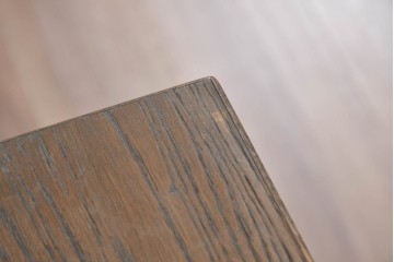 和製ヴィンテージ　神戸洋家具　ナラ材　前面に施された花の彫刻がクラシカルなサイドキャビネット　(R-085276)