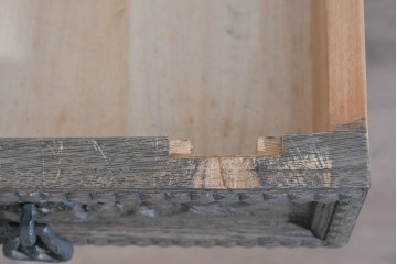 和製ヴィンテージ　神戸洋家具　ナラ材　前面に施された花の彫刻がクラシカルなサイドキャビネット　(R-085276)