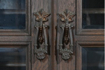 和製ヴィンテージ　永田良介商店　格子ガラスと立体装飾の美しい食器棚　(R-085277)