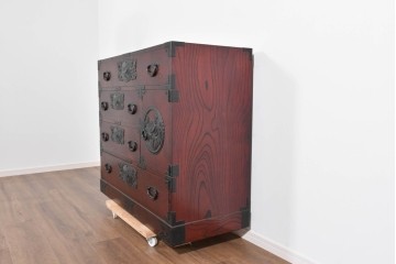 中古　欅産業　仙台民芸箪笥(仙台箪笥)　漆塗り　深い木味と装飾金具が調和した衣装箪笥　(R-085278)