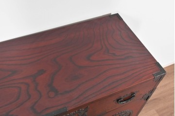 中古　欅産業　仙台民芸箪笥(仙台箪笥)　漆塗り　深い木味と装飾金具が調和した衣装箪笥　(R-085278)