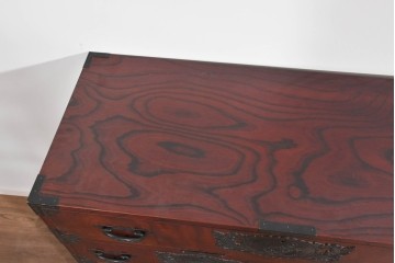 中古　欅産業　仙台民芸箪笥(仙台箪笥)　漆塗り　深い木味と装飾金具が調和した衣装箪笥　(R-085278)