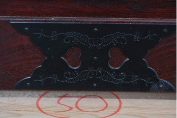 中古　欅産業　仙台民芸箪笥(仙台箪笥)　漆塗り　深い木味と装飾金具が調和した衣装箪笥　(R-085278)