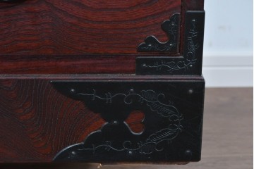 中古　欅産業　仙台民芸箪笥(仙台箪笥)　漆塗り　深い木味と装飾金具が調和した衣装箪笥　(R-085278)