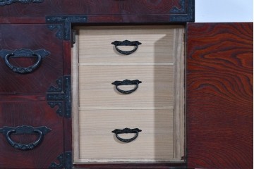 中古　欅産業　仙台民芸箪笥(仙台箪笥)　漆塗り　深い木味と装飾金具が調和した衣装箪笥　(R-085278)