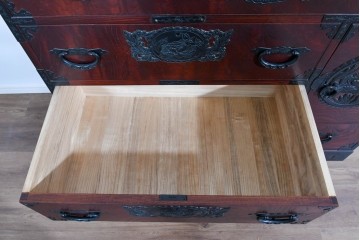 中古　欅産業　仙台民芸箪笥(仙台箪笥)　漆塗り　深い木味と装飾金具が調和した衣装箪笥　(R-085278)