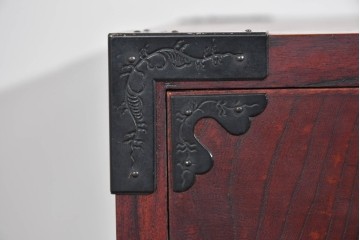 中古　欅産業　仙台民芸箪笥(仙台箪笥)　漆塗り　深い木味と装飾金具が調和した衣装箪笥　(R-085278)