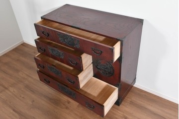 中古　欅産業　仙台民芸箪笥(仙台箪笥)　漆塗り　深い木味と装飾金具が調和した衣装箪笥　(R-085278)