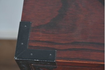 中古　欅産業　仙台民芸箪笥(仙台箪笥)　漆塗り　深い木味と装飾金具が調和した衣装箪笥　(R-085278)