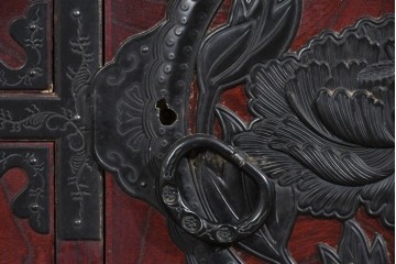 中古　欅産業　仙台民芸箪笥(仙台箪笥)　漆塗り　深い木味と装飾金具が調和した衣装箪笥　(R-085278)