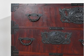 中古　欅産業　仙台民芸箪笥(仙台箪笥)　漆塗り　深い木味と装飾金具が調和した衣装箪笥　(R-085278)