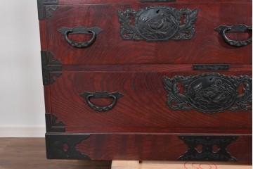 中古　欅産業　仙台民芸箪笥(仙台箪笥)　漆塗り　深い木味と装飾金具が調和した衣装箪笥　(R-085278)