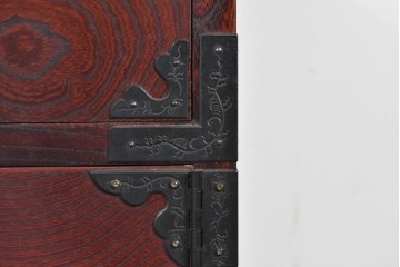 中古　欅産業　仙台民芸箪笥(仙台箪笥)　漆塗り　深い木味と装飾金具が調和した衣装箪笥　(R-085278)