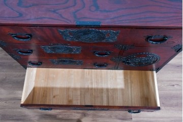 中古　欅産業　仙台民芸箪笥(仙台箪笥)　漆塗り　深い木味と装飾金具が調和した衣装箪笥　(R-085278)