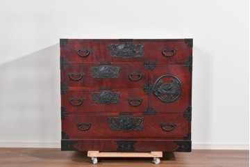 中古　欅産業　仙台民芸箪笥(仙台箪笥)　漆塗り　深い木味と装飾金具が調和した衣装箪笥　(R-085278)