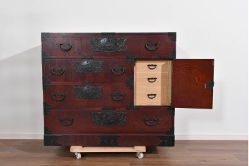 中古　欅産業　仙台民芸箪笥(仙台箪笥)　漆塗り　深い木味と装飾金具が調和した衣装箪笥　(R-085278)