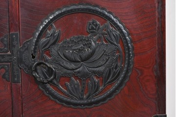 中古　欅産業　仙台民芸箪笥(仙台箪笥)　漆塗り　深い木味と装飾金具が調和した衣装箪笥　(R-085278)