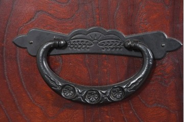 中古　欅産業　仙台民芸箪笥(仙台箪笥)　漆塗り　深い木味と装飾金具が調和した衣装箪笥　(R-085278)