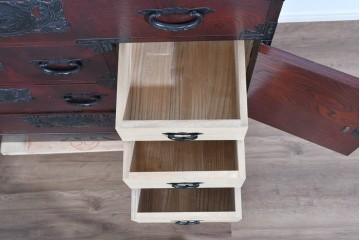 中古　欅産業　仙台民芸箪笥(仙台箪笥)　漆塗り　深い木味と装飾金具が調和した衣装箪笥　(R-085278)