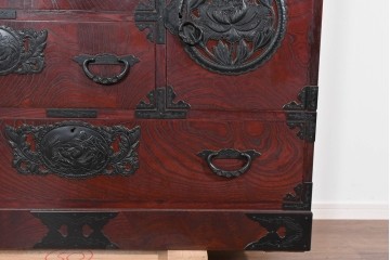 中古　欅産業　仙台民芸箪笥(仙台箪笥)　漆塗り　深い木味と装飾金具が調和した衣装箪笥　(R-085278)