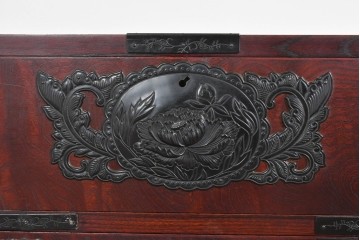 中古　欅産業　仙台民芸箪笥(仙台箪笥)　漆塗り　深い木味と装飾金具が調和した衣装箪笥　(R-085278)