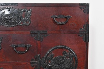 中古　欅産業　仙台民芸箪笥(仙台箪笥)　漆塗り　深い木味と装飾金具が調和した衣装箪笥　(R-085278)