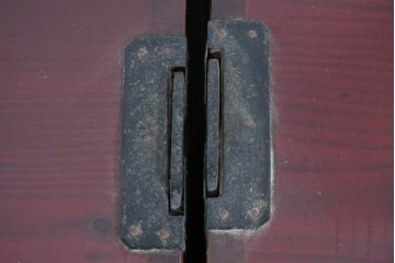 和製アンティーク　明治大正期　前面欅(ケヤキ)材　重厚な金具に木肌の美しさが映える合わせ一間の仙台箪笥　(R-085279)