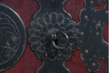 和製アンティーク　明治大正期　前面欅(ケヤキ)材　重厚な金具に木肌の美しさが映える合わせ一間の仙台箪笥　(R-085279)