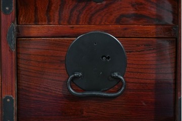 和製アンティーク　明治大正期　前面欅(ケヤキ)材　重厚な金具に木肌の美しさが映える合わせ一間の仙台箪笥　(R-085279)