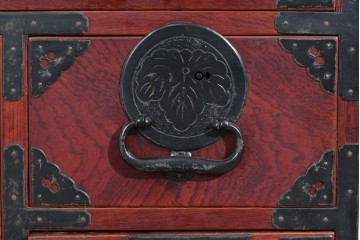 和製アンティーク　明治大正期　前面欅(ケヤキ)材　重厚な金具に木肌の美しさが映える合わせ一間の仙台箪笥　(R-085279)