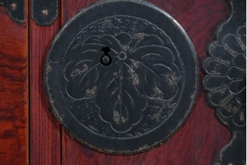 和製アンティーク　明治大正期　前面欅(ケヤキ)材　重厚な金具に木肌の美しさが映える合わせ一間の仙台箪笥　(R-085279)