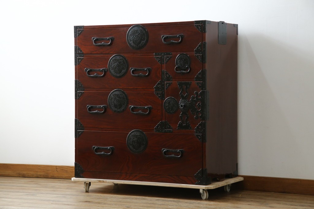 和製アンティーク　明治大正期　前面欅(ケヤキ)材　重厚な金具意匠が魅力の扉付き仙台箪笥　(R-085281)