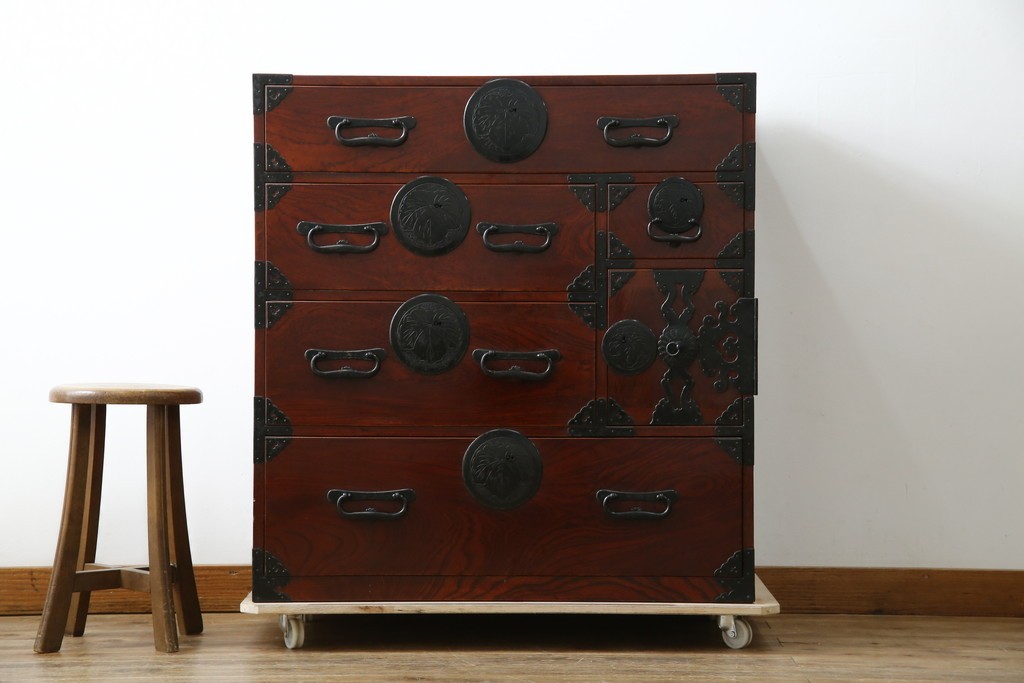 和製アンティーク　明治大正期　前面欅(ケヤキ)材　重厚な金具意匠が魅力の扉付き仙台箪笥　(R-085281)