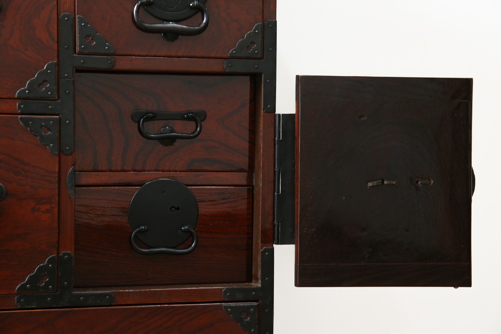 和製アンティーク　明治大正期　前面欅(ケヤキ)材　重厚な金具意匠が魅力の扉付き仙台箪笥　(R-085281)