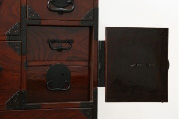 和製アンティーク　明治大正期　前面欅(ケヤキ)材　重厚な金具意匠が魅力の扉付き仙台箪笥　(R-085281)