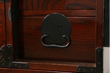 和製アンティーク　明治大正期　前面欅(ケヤキ)材　重厚な金具意匠が魅力の扉付き仙台箪笥　(R-085281)