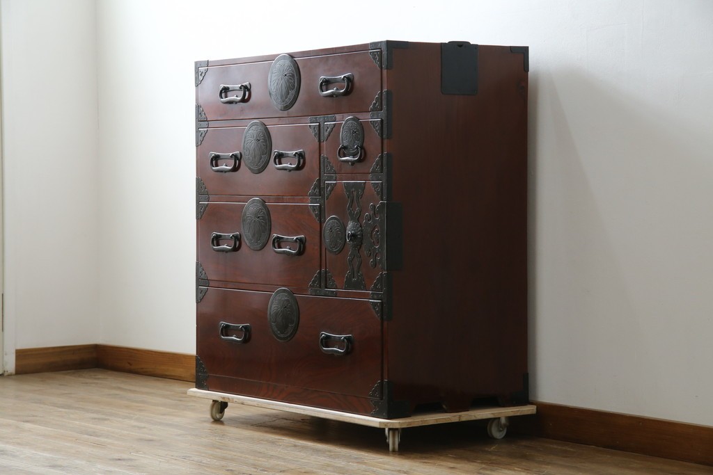 和製アンティーク　明治大正期　前面欅(ケヤキ)材　重厚な金具意匠が魅力の扉付き仙台箪笥　(R-085281)