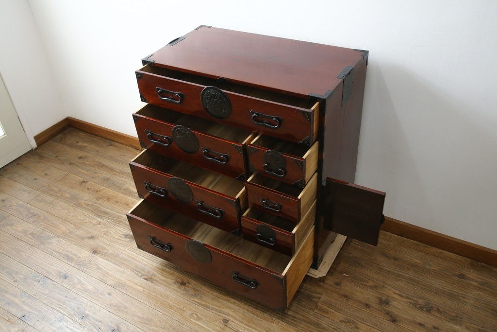 和製アンティーク　明治大正期　前面欅(ケヤキ)材　重厚な金具意匠が魅力の扉付き仙台箪笥　(R-085281)