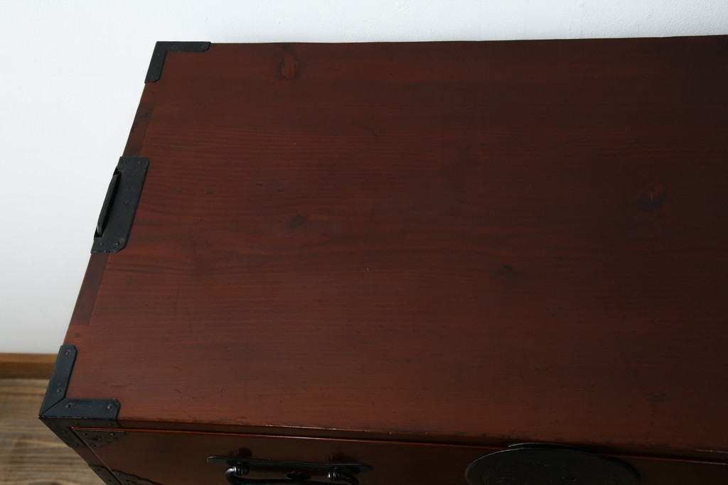 和製アンティーク　明治大正期　前面欅(ケヤキ)材　重厚な金具意匠が魅力の扉付き仙台箪笥　(R-085281)