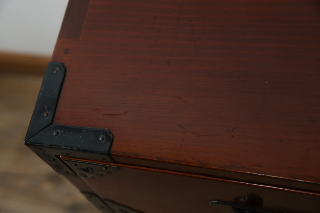 和製アンティーク　明治大正期　前面欅(ケヤキ)材　重厚な金具意匠が魅力の扉付き仙台箪笥　(R-085281)