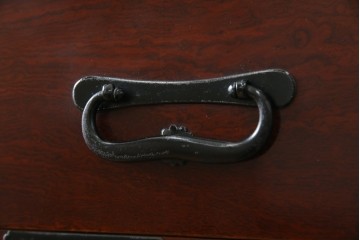 和製アンティーク　明治大正期　前面欅(ケヤキ)材　重厚な金具意匠が魅力の扉付き仙台箪笥　(R-085281)