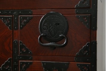 和製アンティーク　明治大正期　前面欅(ケヤキ)材　重厚な金具意匠が魅力の扉付き仙台箪笥　(R-085281)