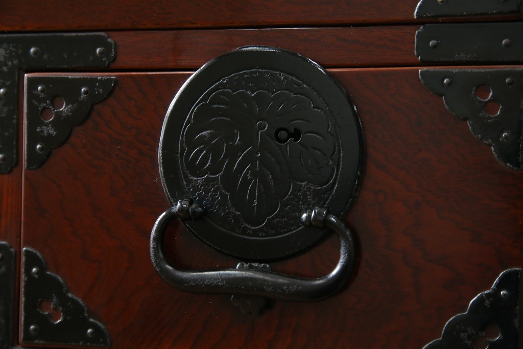 和製アンティーク　明治大正期　前面欅(ケヤキ)材　重厚な金具意匠が魅力の扉付き仙台箪笥　(R-085281)