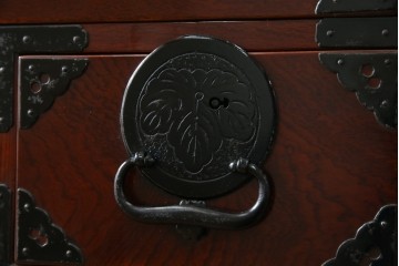 和製アンティーク　明治大正期　前面欅(ケヤキ)材　重厚な金具意匠が魅力の扉付き仙台箪笥　(R-085281)