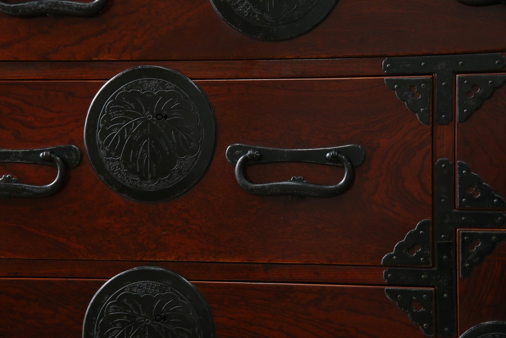和製アンティーク　明治大正期　前面欅(ケヤキ)材　重厚な金具意匠が魅力の扉付き仙台箪笥　(R-085281)