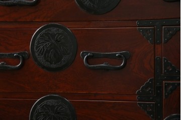 和製アンティーク　明治大正期　前面欅(ケヤキ)材　重厚な金具意匠が魅力の扉付き仙台箪笥　(R-085281)